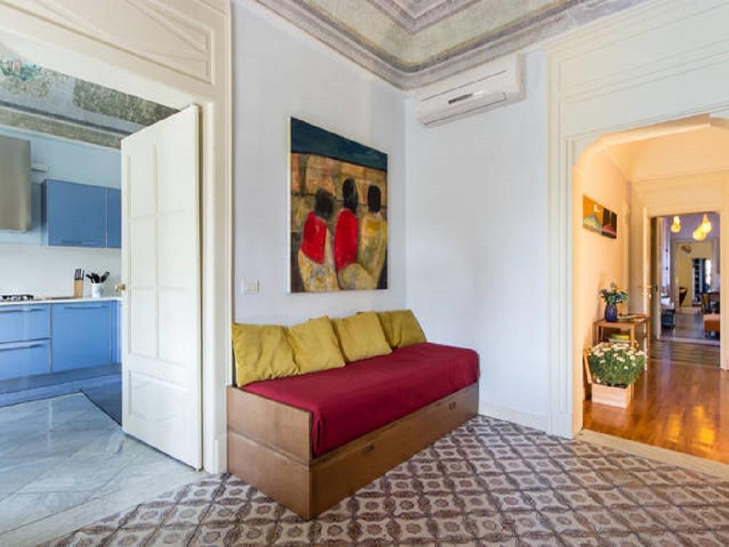 una camera con letto nel mezzo di una cucina di Loft Duca di Genova a Catania