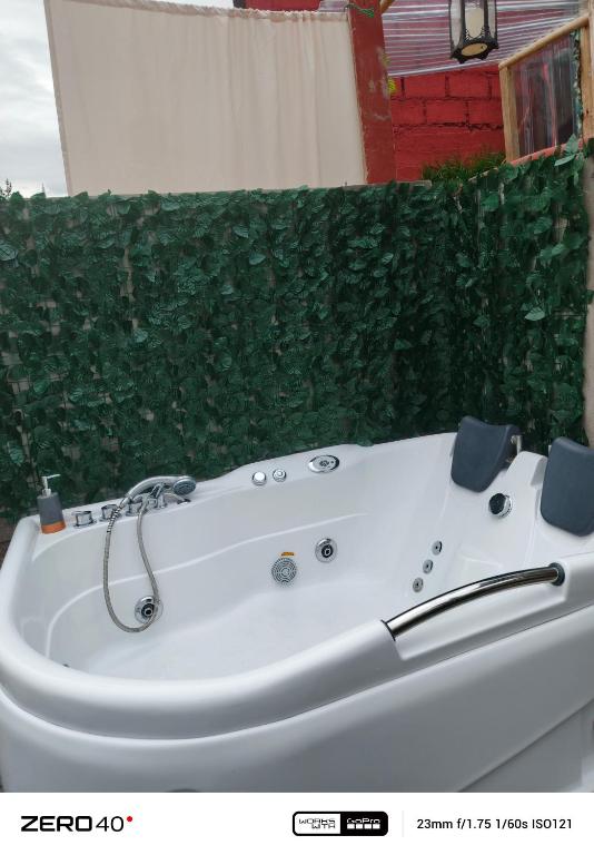 Koupelna v ubytování Glamping con jacuzzi en Latacunga