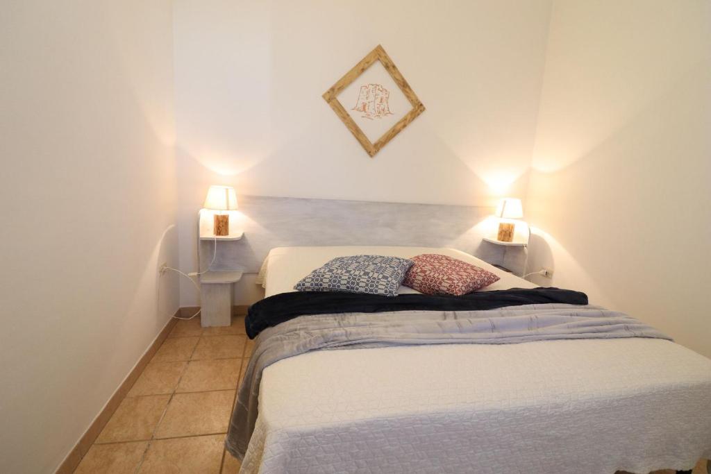 Łóżko lub łóżka w pokoju w obiekcie Casa Regina Residence Torre Santo Stefano in Otranto 3 places