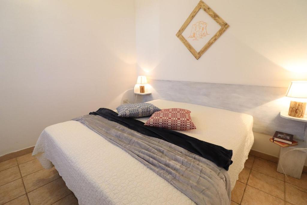Łóżko lub łóżka w pokoju w obiekcie Casa Regina Residence Torre Santo Stefano in Otranto 3 places