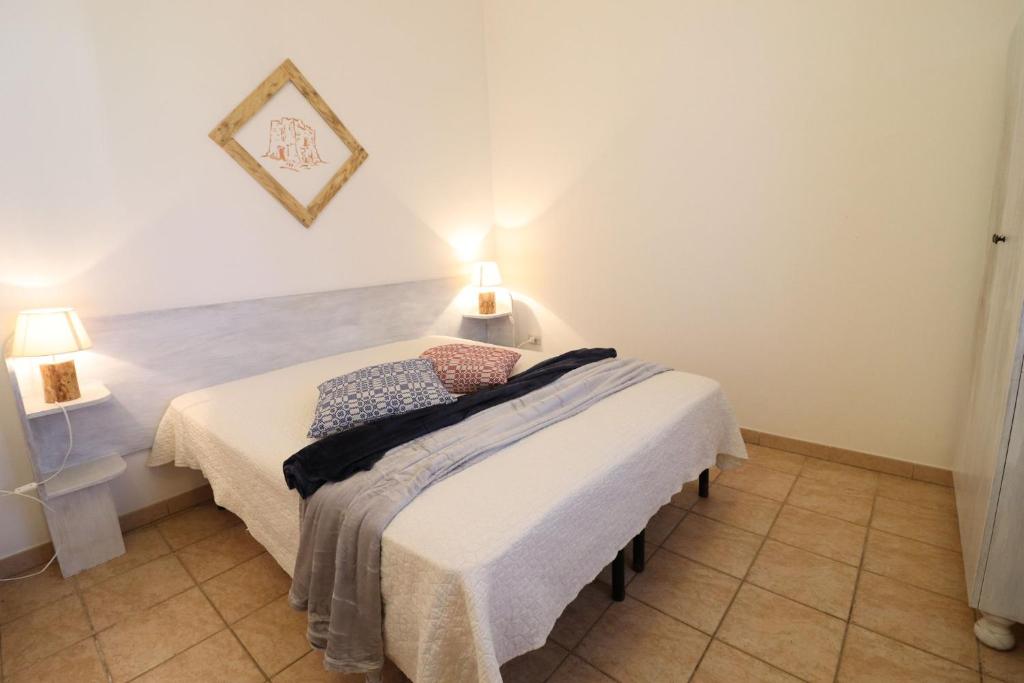Łóżko lub łóżka w pokoju w obiekcie Casa Regina Residence Torre Santo Stefano in Otranto 3 places