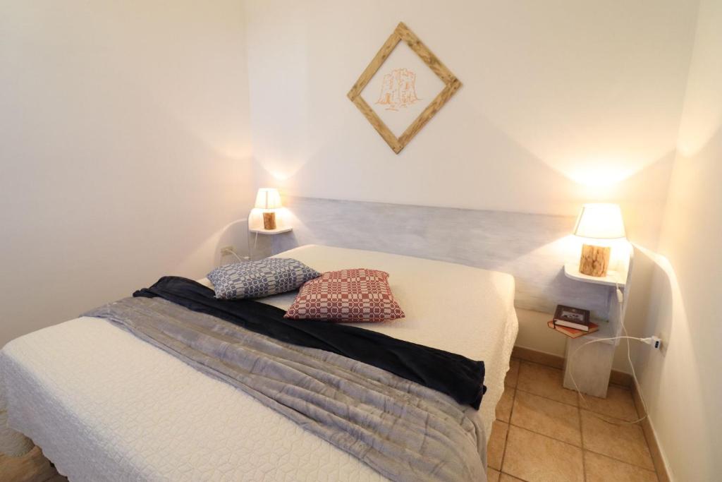 Łóżko lub łóżka w pokoju w obiekcie Casa Regina Residence Torre Santo Stefano in Otranto 3 places