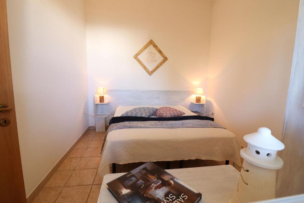 Łóżko lub łóżka w pokoju w obiekcie Casa Regina Residence Torre Santo Stefano in Otranto 3 places