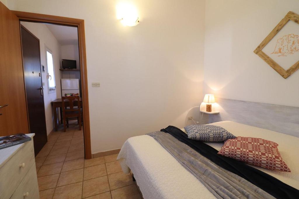 Łóżko lub łóżka w pokoju w obiekcie Casa Regina Residence Torre Santo Stefano in Otranto 3 places