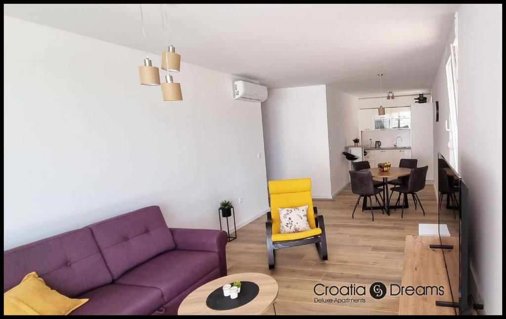Posedenie v ubytovaní Sunshine Deluxe 79m2 apartment with pool, 50 m2 garden lounge and outdoor space