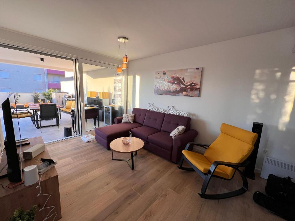 Posedenie v ubytovaní Sunshine Deluxe 79m2 apartment with pool, 50 m2 garden lounge and outdoor space