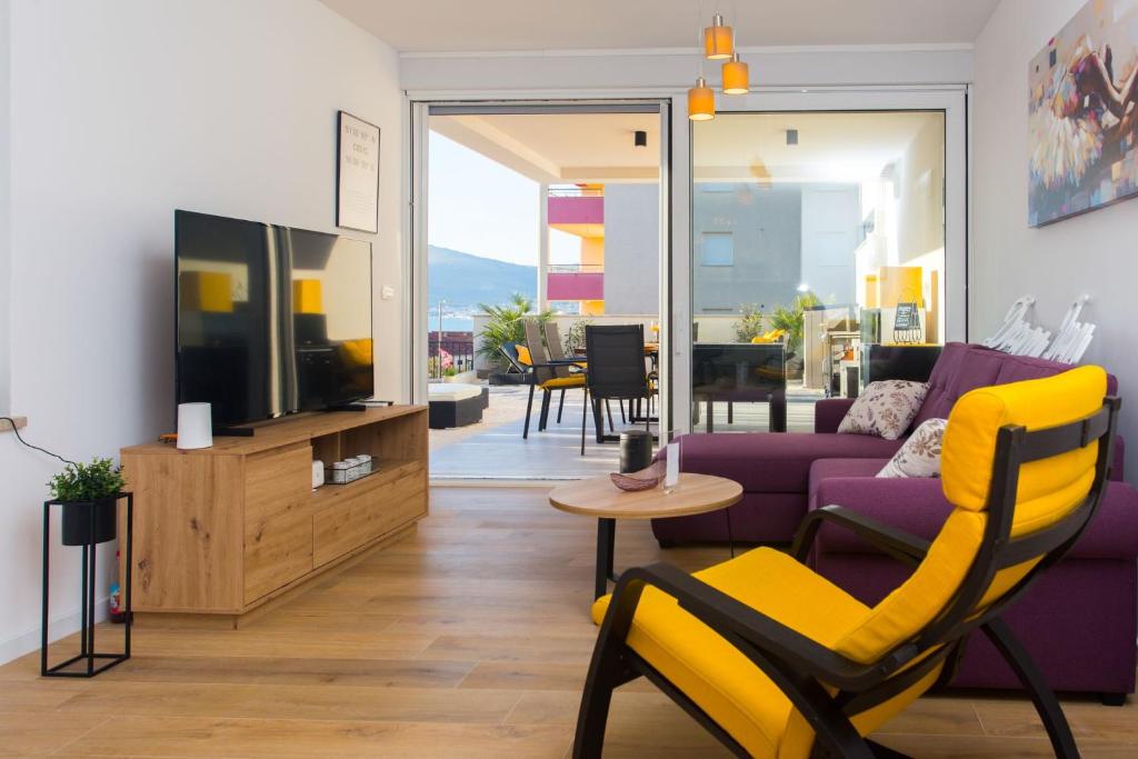 Televízia a/alebo spoločenská miestnosť v ubytovaní Sunshine Deluxe 79m2 apartment with pool, 50 m2 garden lounge and outdoor space