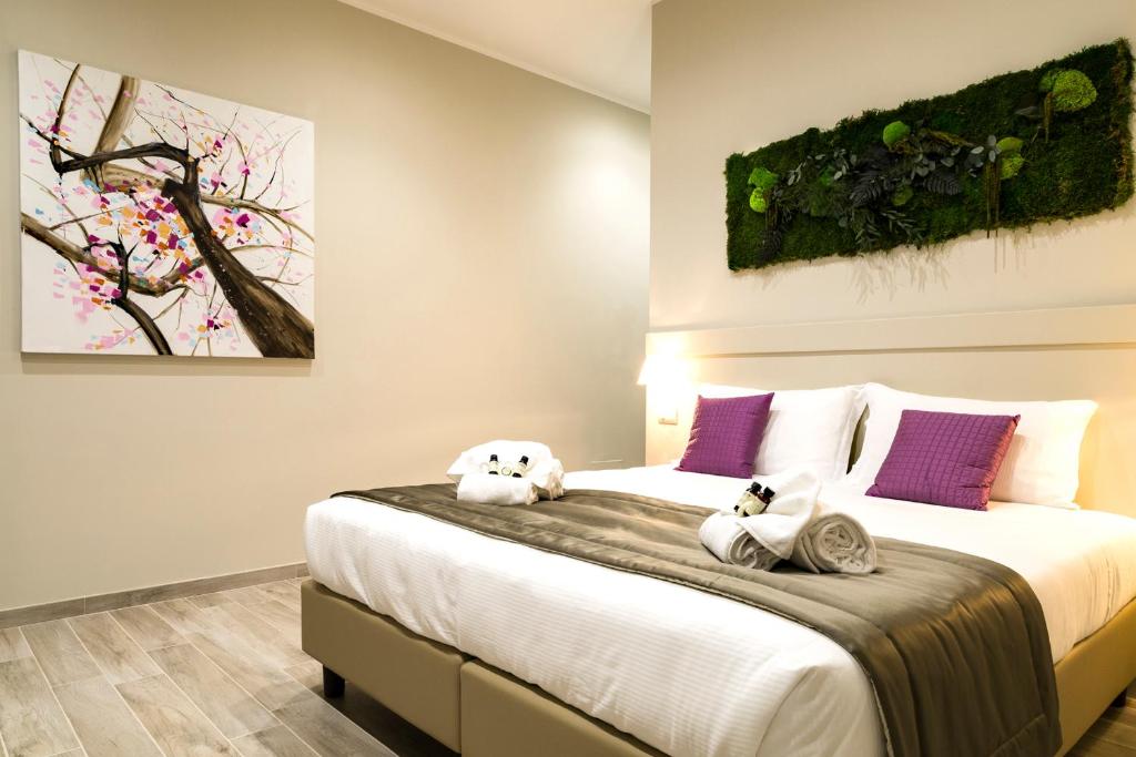 Un dormitorio con una cama con dos animales de peluche encima. en Aeterno Eco Guest House, en Roma