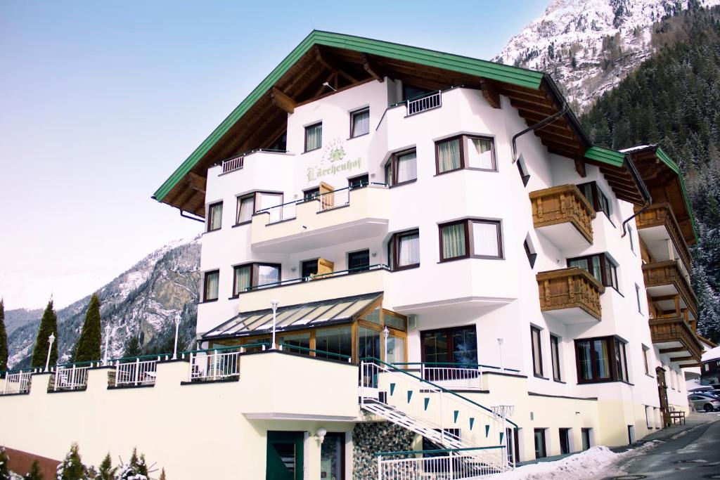 Nespecifikovaný výhled na hory nebo výhled na hory při pohledu z hotelu