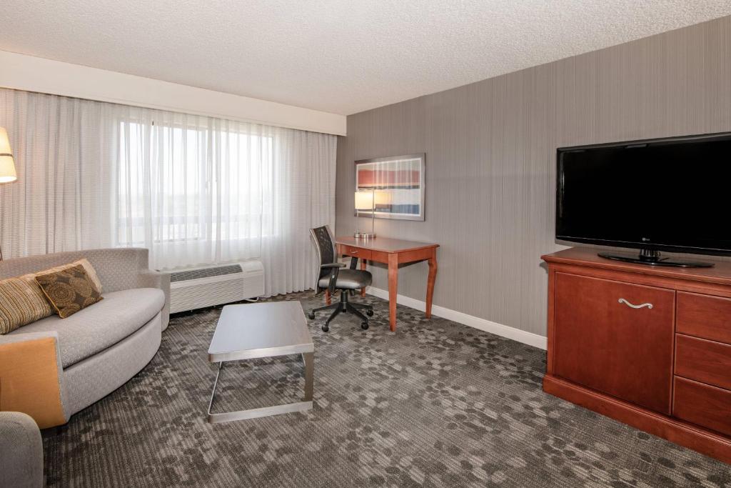 Courtyard by Marriott Newark Silicon Valley - Habitación King Con Sofá Cama