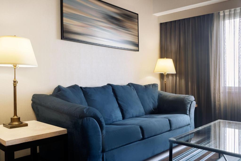 Posezení v ubytování Courtyard by Marriott New York JFK Airport