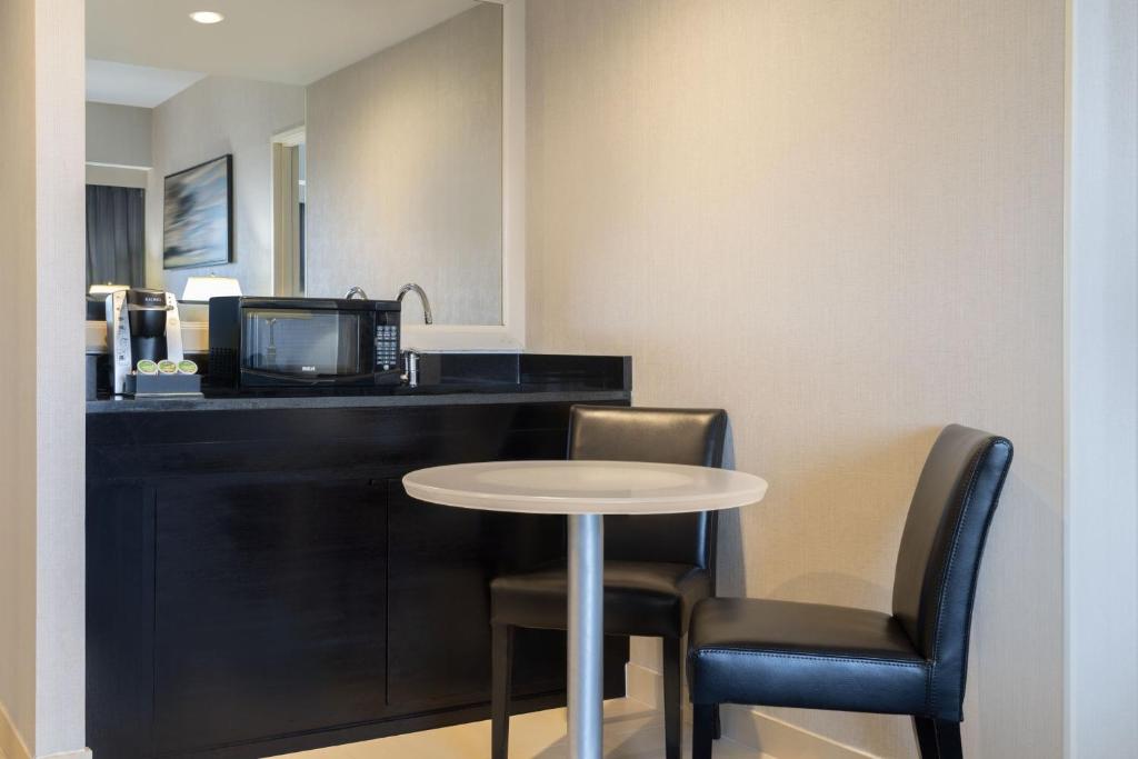 Posezení v ubytování Courtyard by Marriott New York JFK Airport