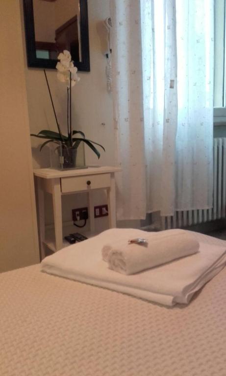 Televízia a/alebo spoločenská miestnosť v ubytovaní Albergo Trattoria Fioravante