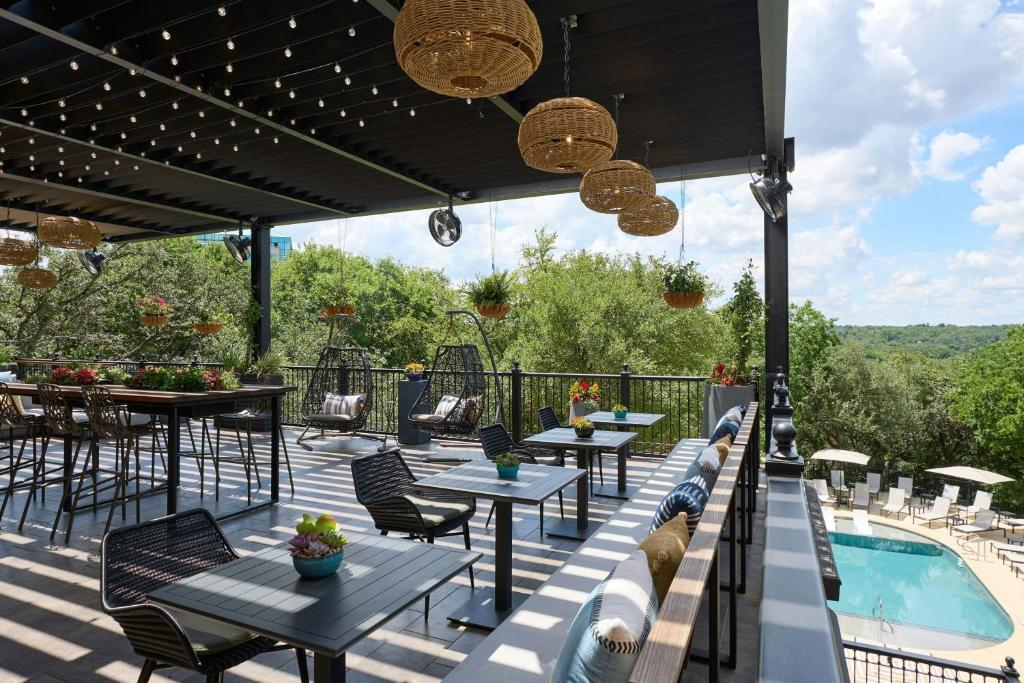 Bazén v ubytování Renaissance Austin Hotel nebo v jeho okolí
