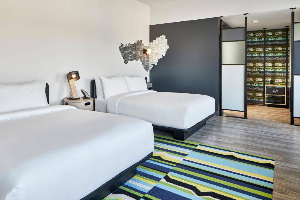 Travel Proud Aloft by Marriott Chattanooga Hamilton Place - Habitación Doble Deluxe Más Grande Con Dos Camas Queen