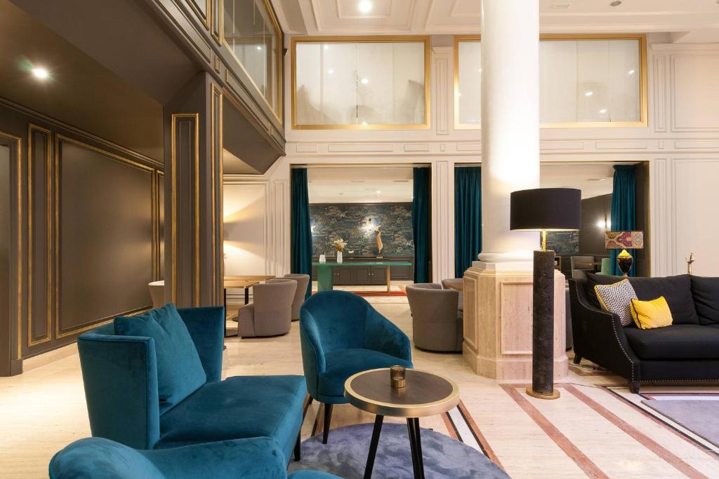 A seating area at Eugenia de Montijo, Autograph Collection