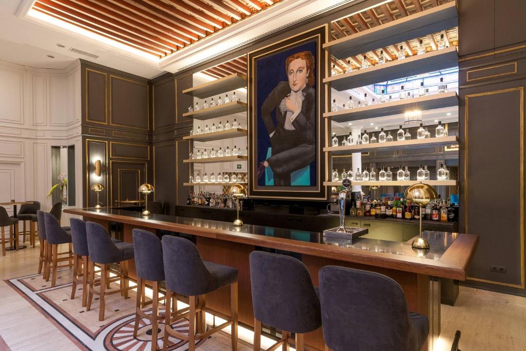 The lounge or bar area at Eugenia de Montijo, Autograph Collection