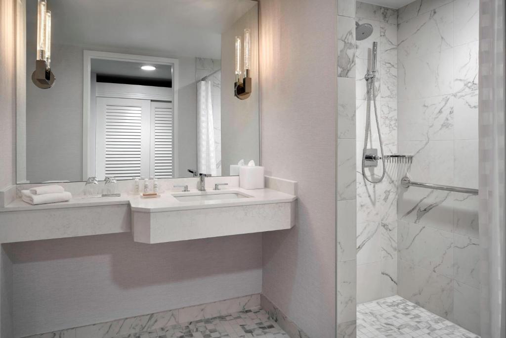 Renaissance Baltimore Harborplace Hotel - 