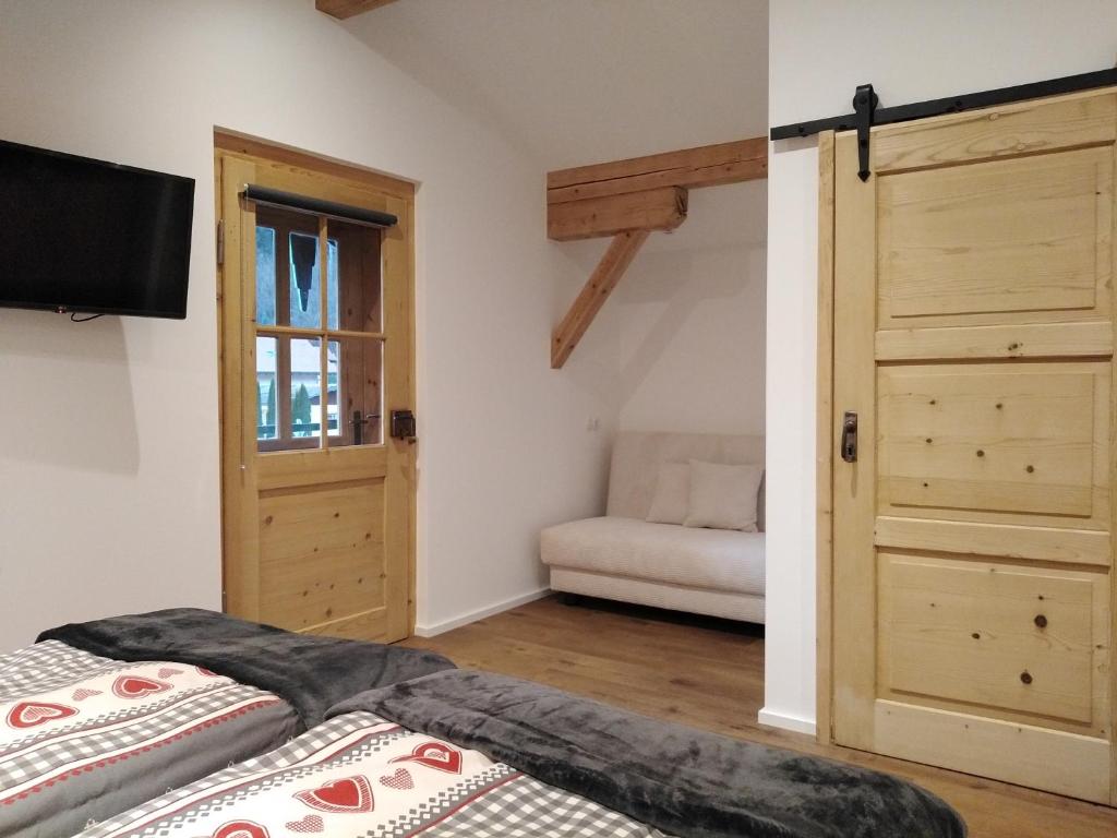 Postel nebo postele na pokoji v ubytování Ferienhaus Keramik-Alm mit Garten und Sauna