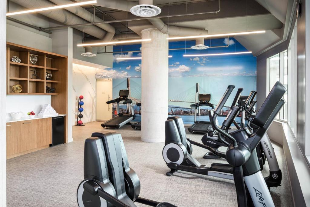 Fitness centrum a/nebo fitness zařízení v ubytování Civic Hotel, Autograph Collection