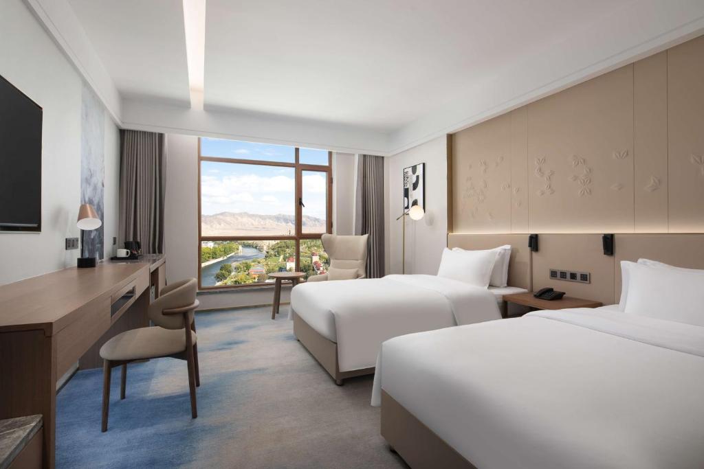 Postel nebo postele na pokoji v ubytování Doubletree By Hilton Altay Fuyun