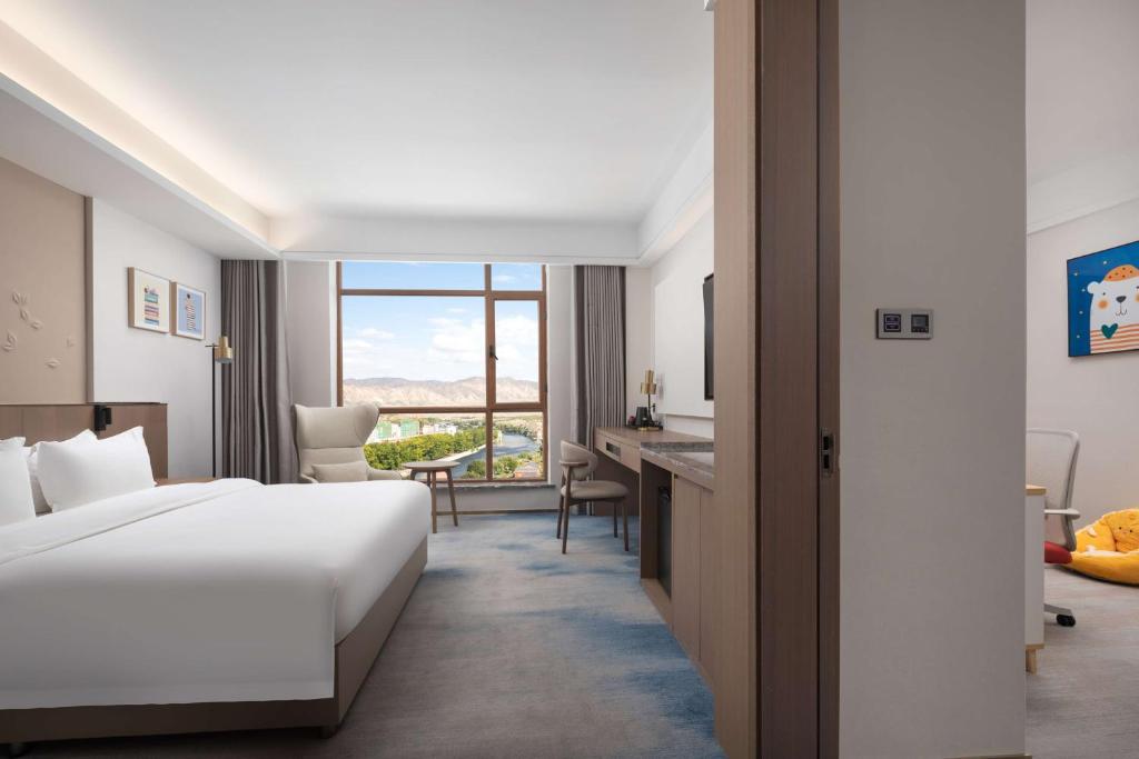 Postel nebo postele na pokoji v ubytování Doubletree By Hilton Altay Fuyun