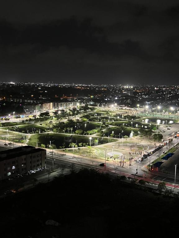 una città illuminata di notte con luci di strada di Apto Jardino - Parque Rachel de Queiroz a Fortaleza