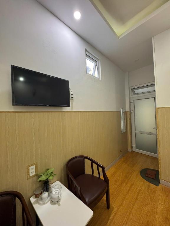 Televiisor ja/või meelelahutuskeskus majutusasutuses Guest house Hai Cô Chú