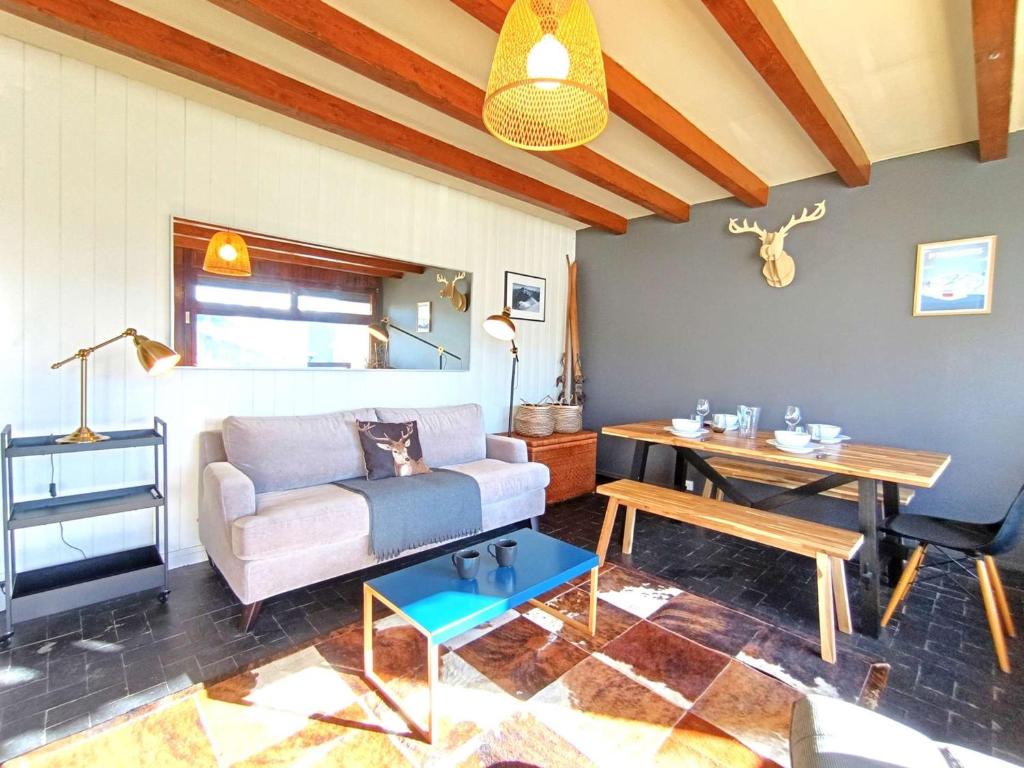 un salon avec un canapé et une table dans l'établissement T2 confortable pour 4 pers avec balcon sud et parking à 1700m d'altitude - FR-1-457-362, à Saint-Lary-Soulan