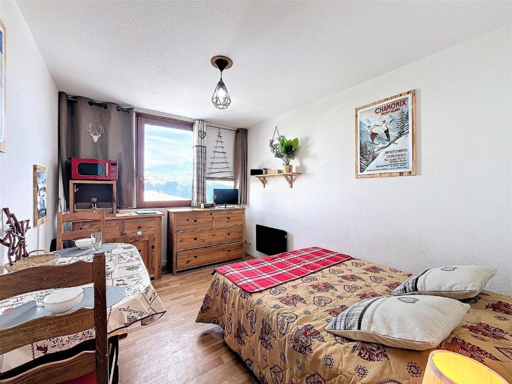 une petite chambre avec deux lits et une fenêtre dans l'établissement Studio skis aux pieds, accès piscine, centre proche - FR-1-267-306, à Villarembert