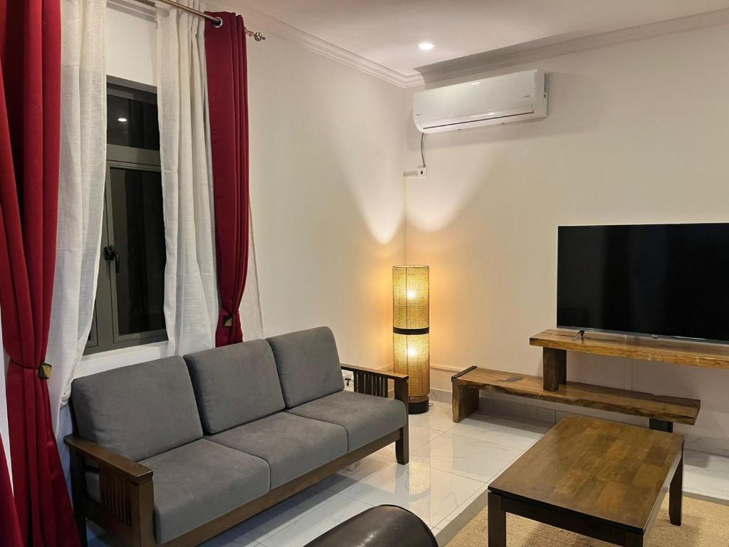 TV a/nebo společenská místnost v ubytování Nayuha Buildings Apt B2