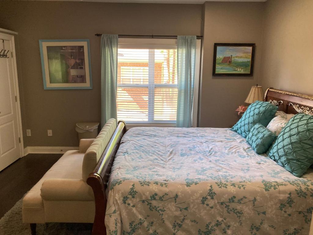 une chambre avec un lit et une fenêtre dans l'établissement Chateau Sean, à Braselton