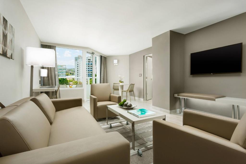 TV a/nebo společenská místnost v ubytování AC Hotel by Marriott San Juan Condado