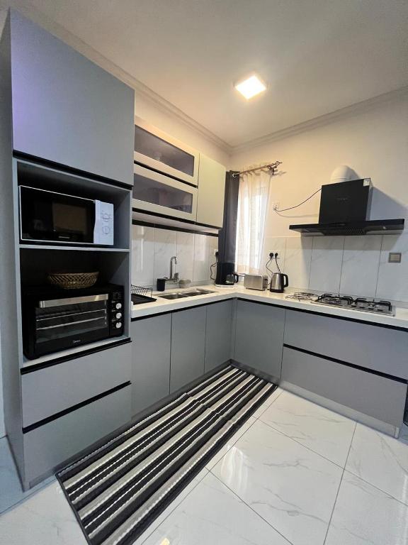 Kuchyň nebo kuchyňský kout v ubytování Nayuha Buildings Apt B2