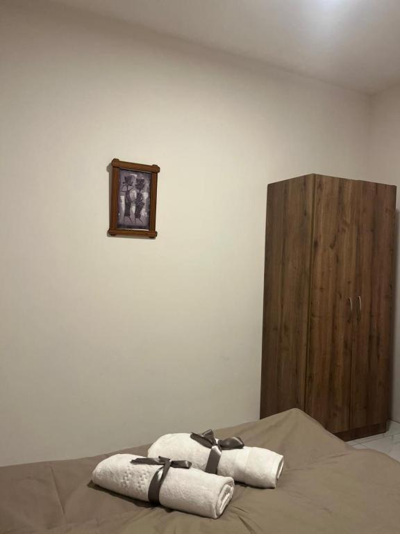 Postel nebo postele na pokoji v ubytování Nayuha Buildings Apt B2