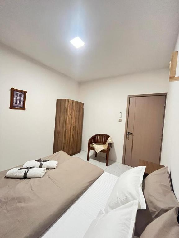 Postel nebo postele na pokoji v ubytování Nayuha Buildings Apt B2