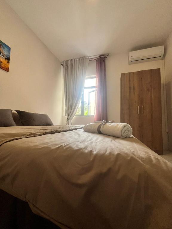 Postel nebo postele na pokoji v ubytování Nayuha Buildings Apt B2