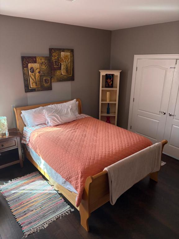 - une chambre avec un lit et une couette en orange dans l'établissement The Alex, à Braselton