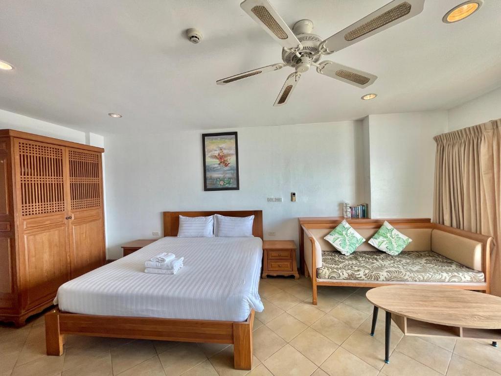 a bedroom with a bed and a table at View Talay 6 by Pat 42 in Pattaya Central