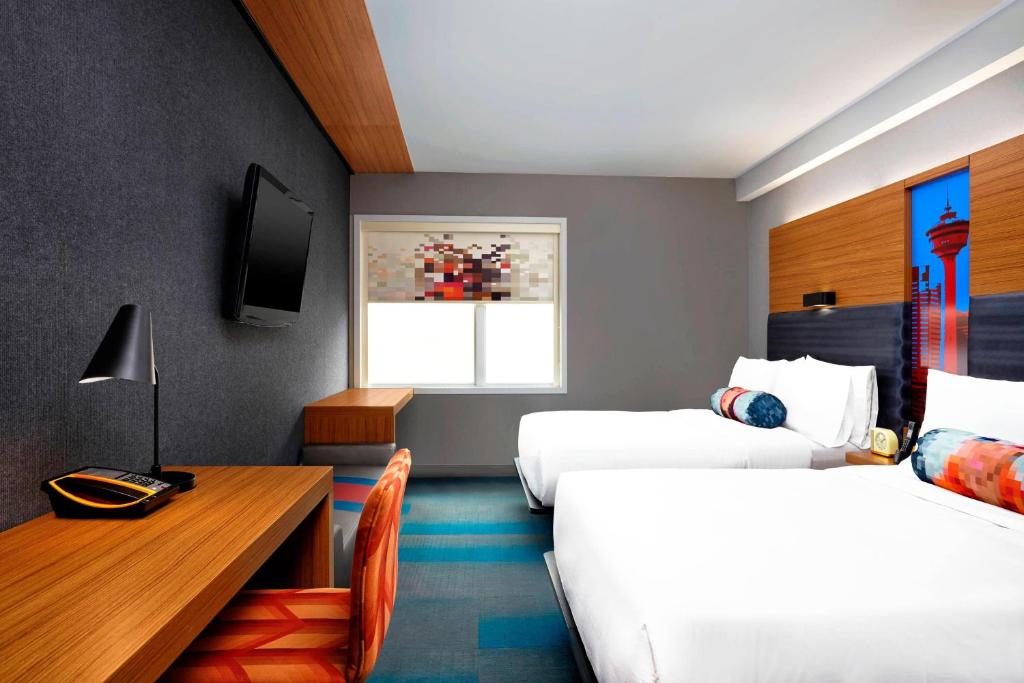 Postel nebo postele na pokoji v ubytování Aloft Hotel Calgary University