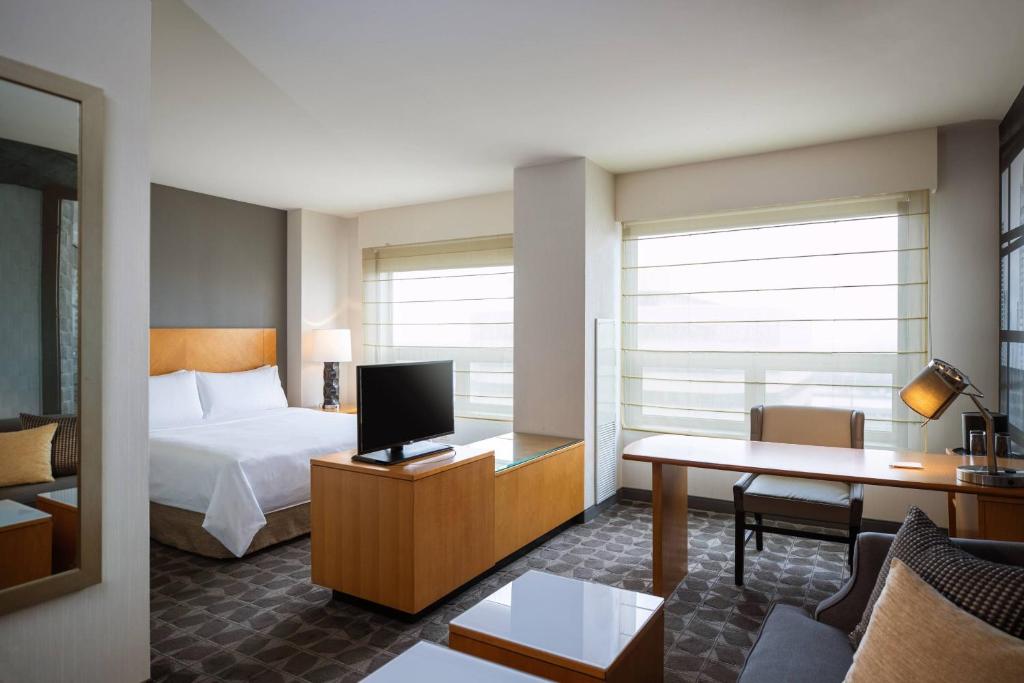 Renaissance Chicago O'Hare Suites Hotel photo