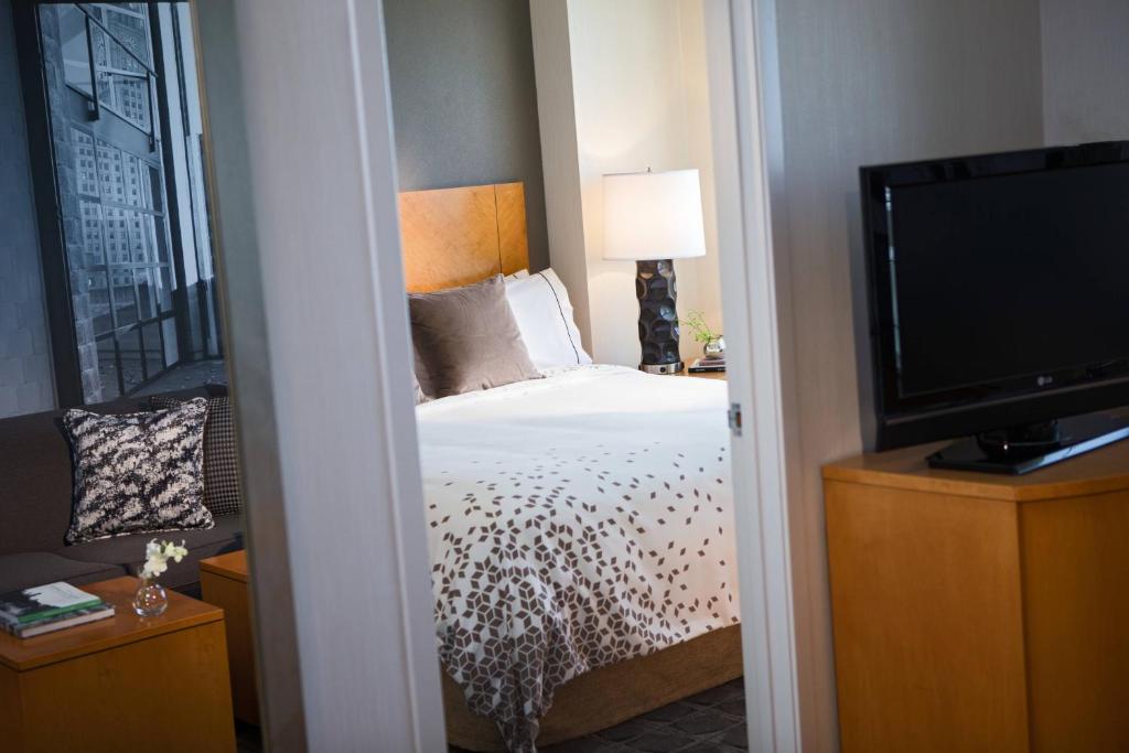 Renaissance Chicago O'Hare Suites Hotel - 