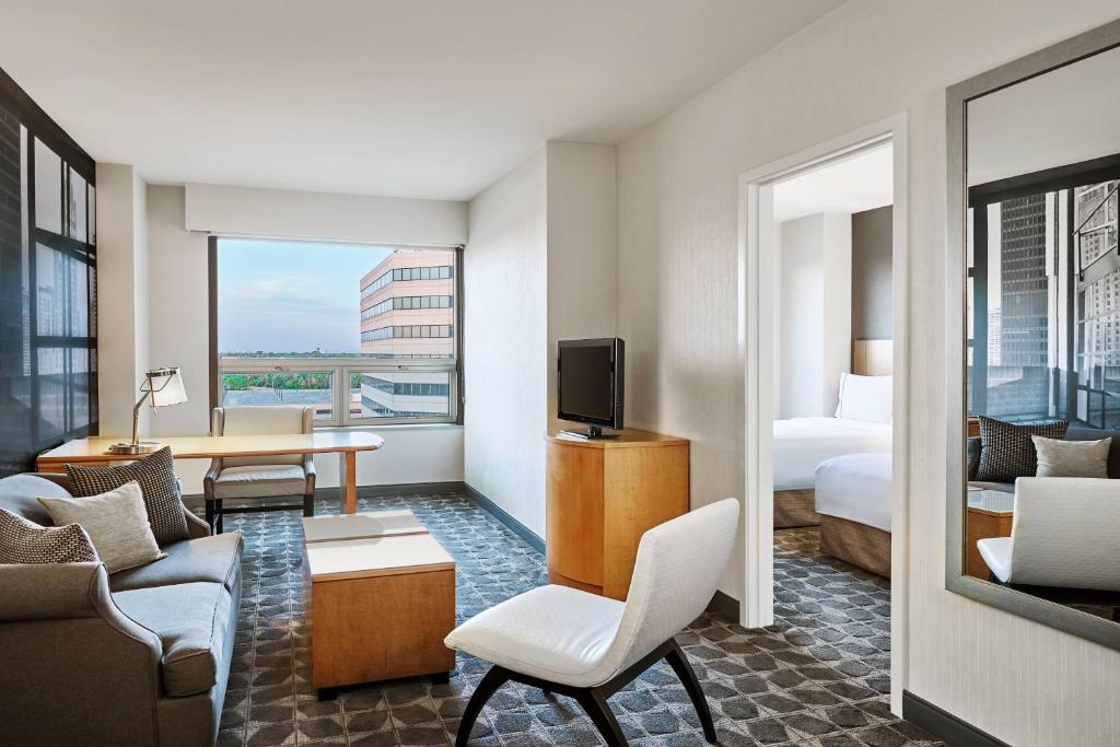 Renaissance Chicago O'Hare Suites Hotel - 