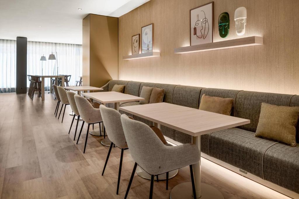 Posezení v ubytování AC Hotel Tarragona by Marriott