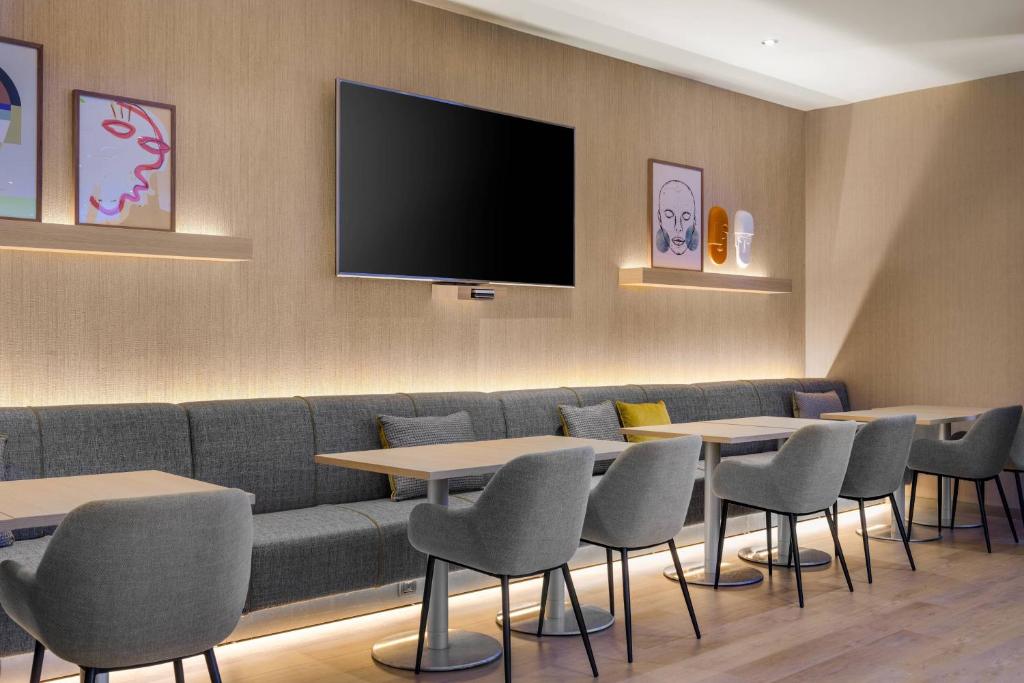Posezení v ubytování AC Hotel Tarragona by Marriott