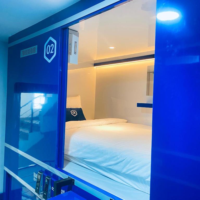 Postel nebo postele na pokoji v ubytování Rosalyne Sleepbox Tugu Mangkubumi