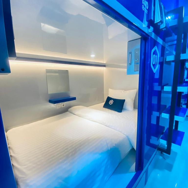 Postel nebo postele na pokoji v ubytování Rosalyne Sleepbox Tugu Mangkubumi
