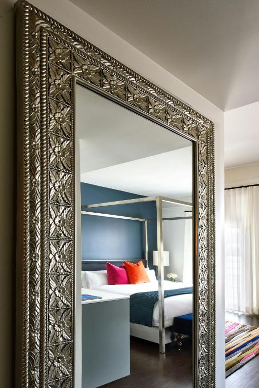 Postel nebo postele na pokoji v ubytování Hotel Colonnade Coral Gables, Autograph Collection