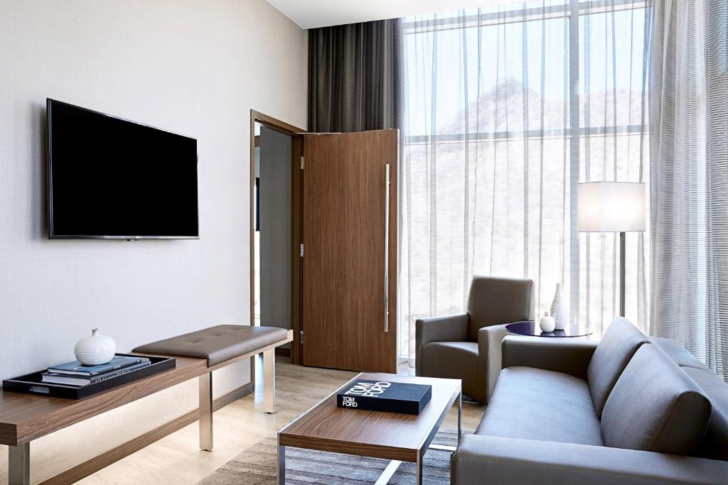 TV a/nebo společenská místnost v ubytování AC Hotel by Marriott Phoenix Tempe/Downtown