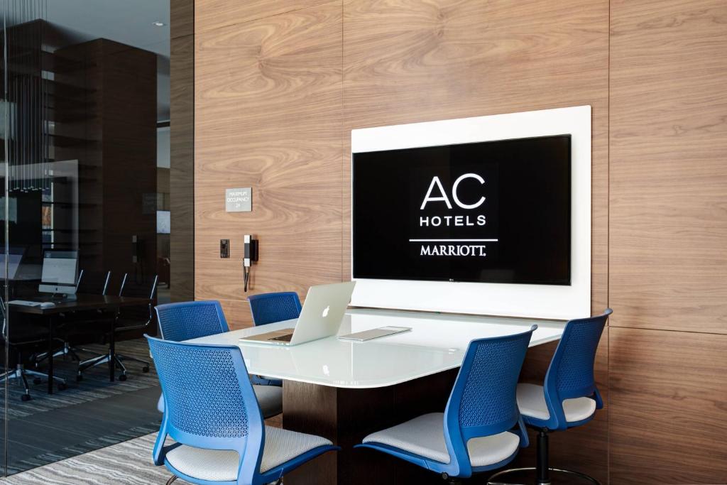 TV a/nebo společenská místnost v ubytování AC Hotel by Marriott Phoenix Tempe/Downtown